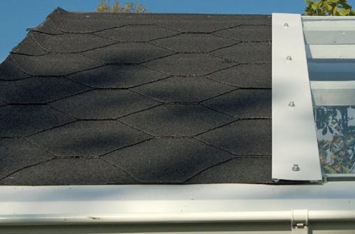 Der lægges tagshingels på orangeri Der lægges tagshingels på taget af orangeri